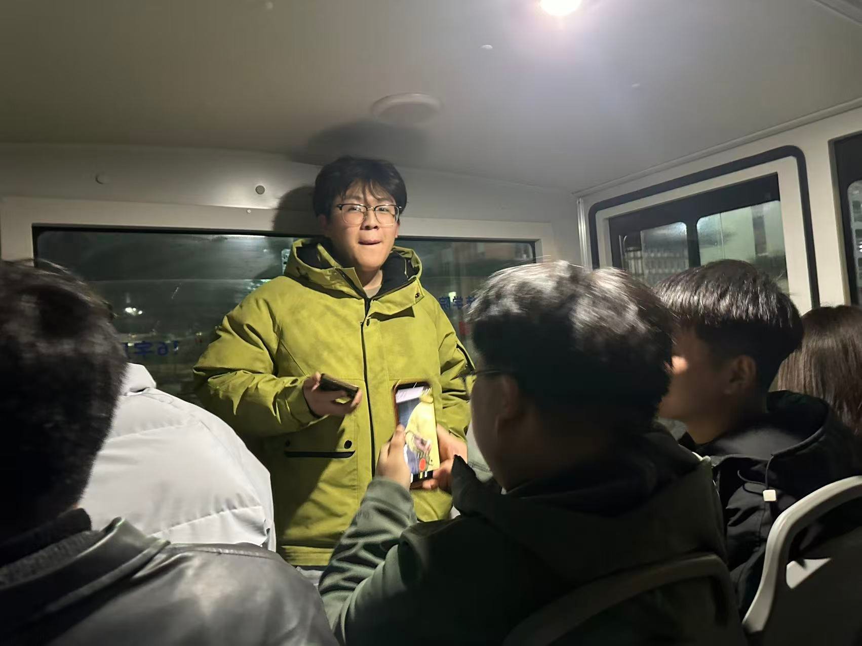 蒋生坤在夜间列车上说话