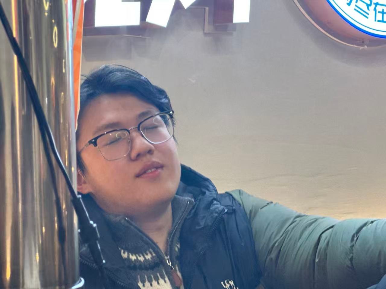 蒋生坤在便利店里困得闭眼