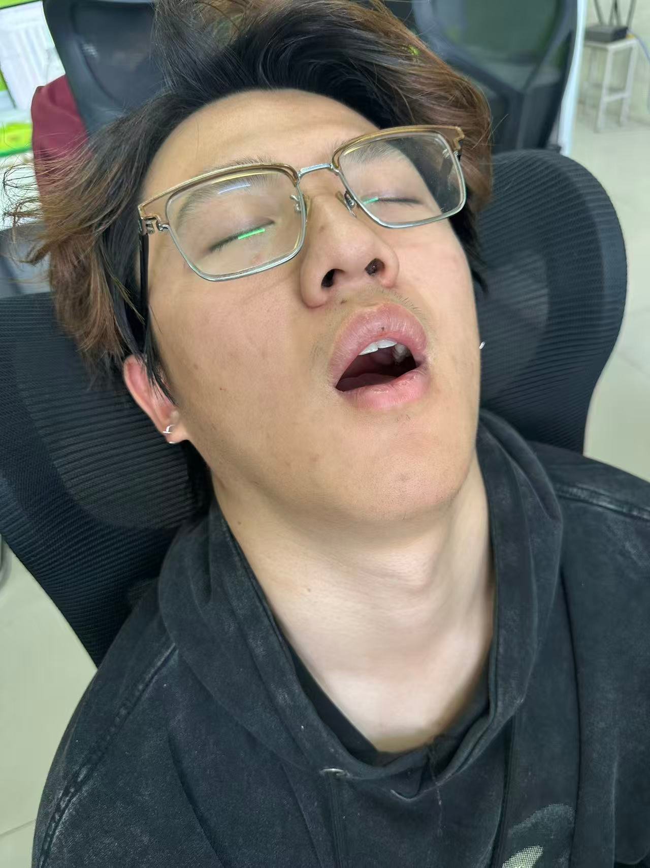 蒋生坤靠在椅背上睡着