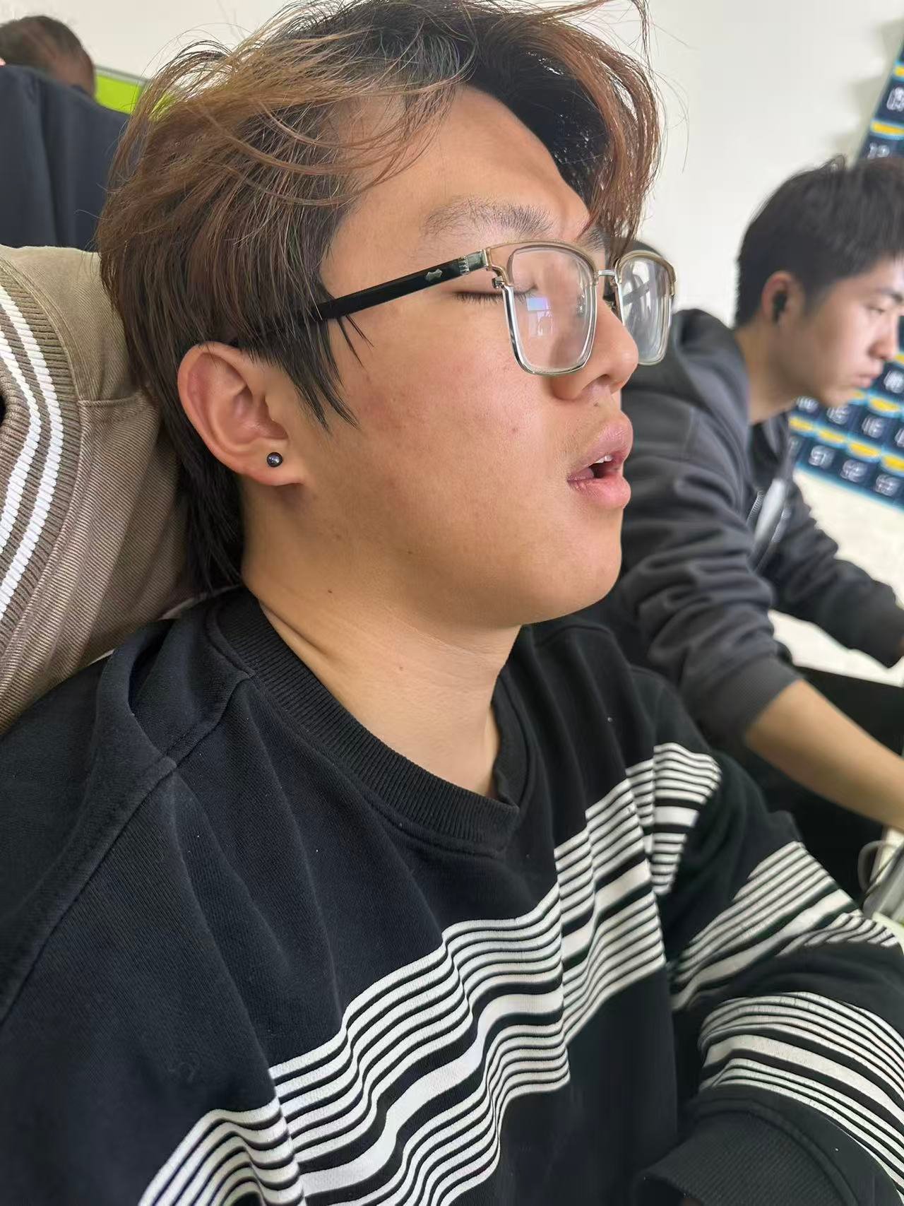 蒋生坤侧脸，戴着耳饰